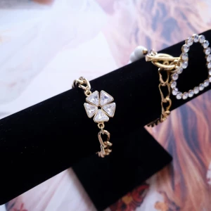 BRANSOLETKA Z  CYRKONIOWYM KWIATUSZKIEM 