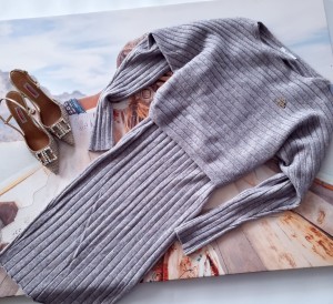 KOMPLET  - SUKIENKA I SWETEREK POPIELATY - MELANŻ - ZŁOTY EMBLEMAT