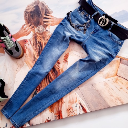 PUCCIHINO - NIEBIESKIE JEANSY SLIM FIT Z PRZETARCIAMI - KLAMRA Z SERCEM