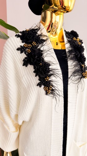 DŁUGI BIAŁY KARDIGAN - RÓŻE - PIÓRKA