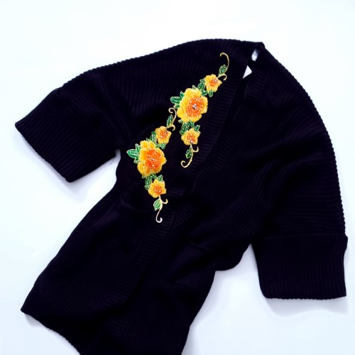 CZARNY KRÓTKI KARDIGAN WYSZYWANY ŻÓŁTYMI WZORAMI Z CYRKONII