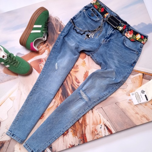 PUCCIHINO - NIEBIESKIE JEANSY BOYFRIEND Z PRZETARCIAMI - KWIATOWY PASEK