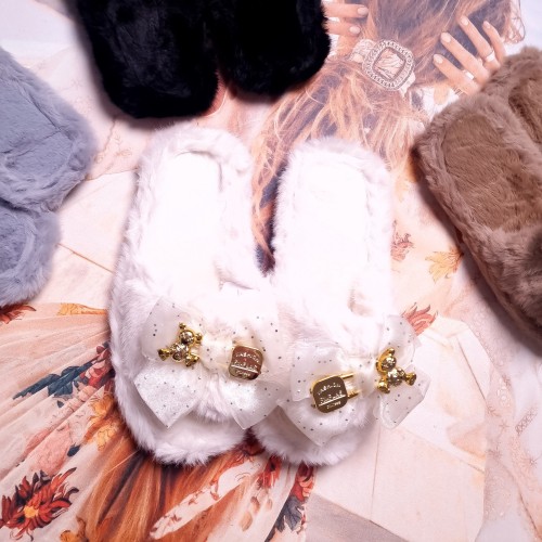 BIAŁE FUTERKOWE KLAPKI - KOKARDKA - ZŁOTA AGRAFKA Z MISIEM