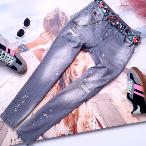 PUCCIHINO - SZARE JEANSY O KROJU BOYFRIEND Z KOLOROWYM PASKIEM - FARBKA 