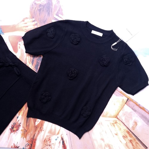 CZARNY SWETEREK Z PLECIONYMI KWIATAMI