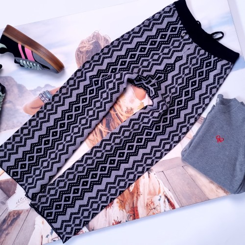 DZIANINOWE SZARE SPODNIE WYSZYWANE CZARNYMI WZORAMI