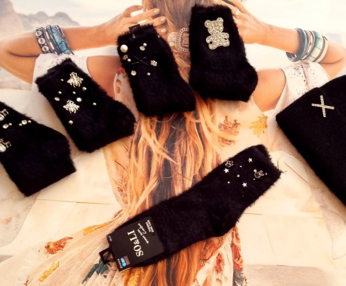 CZARNE SKARPETKI Z FUTRA NORKI Z KWIATUSZKIEM I KRÓLICZKIEM