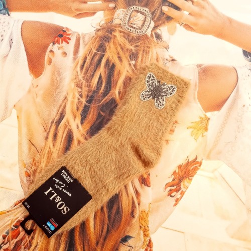 KARMELOWE SKARPETKI Z FUTRA Z NORKI Z CYRKONIOWYM MOTYLKIEM'