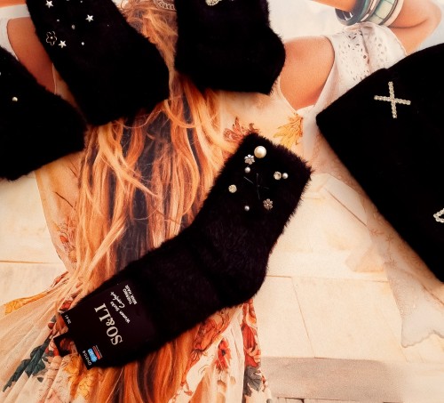 CZARNE SKARPETKI Z FUTRA NORKI Z KOKARDKĄ