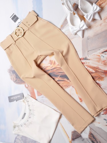 PUCCIHINO - BEŻOWE KLASYCZNE SPODNIE Z ZAKŁADKAMI I PASKIEM