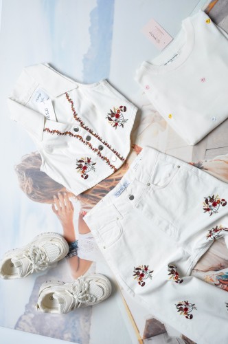 IT'S BASIC - KAMIZELKA ECRU - HAFTOWANE KWIATY 