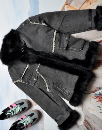 SZARA KURTKA OBSZYTA FUTERKIEM Z KIESZENIAMI