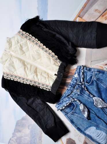 DQMANE - KRÓTKA CZARNO - BEŻOWA KURTKA Z FRĘDZELKAMI