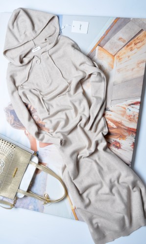 BEŻOWA SUKIENKA MAXI Z ZAMECZKIEM