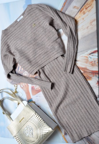 KOMPLET  - SUKIENKA I SWETEREK BEŻOWY - MELANŻ - ZŁOTY EMBLEMAT 