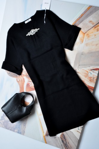 DZIANINOWA SUKIENKA W CZARNYM KOLORZE Z CYRKONIOWĄ APLIKACJĄ