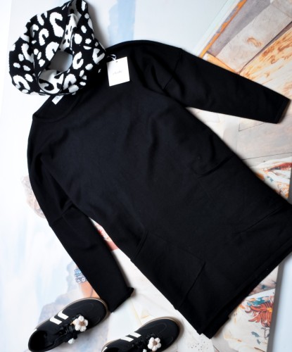 CZARNY SWETER O PROSTYM KROJU OVERSIZE Z SZALEM W ZESTAWIE