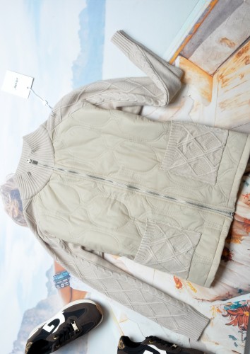 JASNY BEŻOWY SWETER Z PIKOWANĄ WSTAWKĄ  Z PRZODU