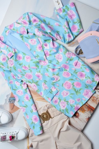 NIEBIESKA MARYNARKA W KWIATY