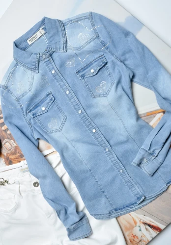 JEANSOWA KOSZULA ZDOBIONA SERCAMI Z CYRKONII