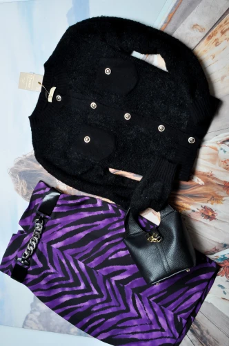 CZARNY SWETER - KIESZONKI - ZŁOTE GUZIKI