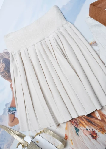 DZIANINOWA ROZKLOSZOWANA SPÓDNICA W KOLORZE KREMOWYM 