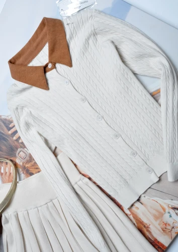 KREMOWY SWETEREK Z WARKOCZOWYM SPLOTEM + SZTRUKSOWY KOŁNIERZYK