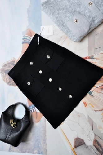 DZIANINOWA SPÓDNICA W KOLORZE CZARNYM Z GUZICZKAMI