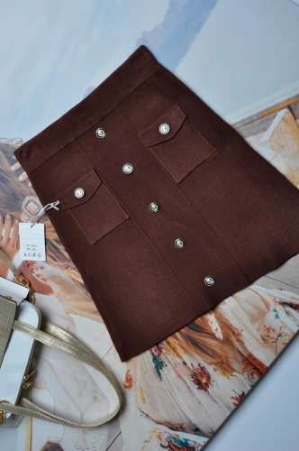 DZIANINOWA SPÓDNICA W KOLORZE CZEKOLADOWYM Z GUZICZKAMI