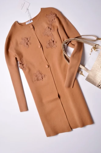 DZIANINOWA SUKIENKA/KARDIGAN - KARMELOWA - GUZIKI - KWIATY