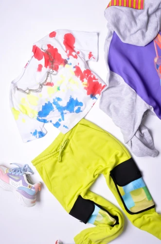 BIAŁY KRÓTKI T-SHIRT Z ŁAŃCUCHAMI W NIEREGULARNE KOLOROWE KSZTAŁTY