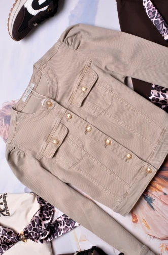 BEŻOWA KURTKA JEANSOWA ZE ZŁOTYMI GUZIKAMI 