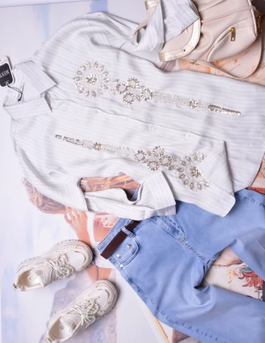 MINT - POŁYSKUJĄCA POPIELATA KOSZULA W PASKI ZDOBIONA KORALIKAMI