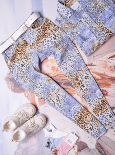 DI'SHE - JEANSOWE SPODNIE Z PANTERKĄ - MOM FIT