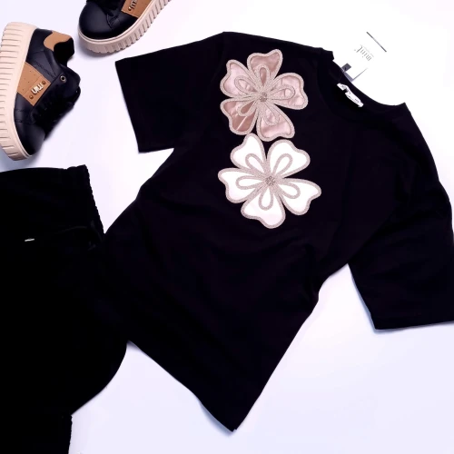 MINT - CZARNA BLUZKA - BEŻOWE KWIATY - KORALIKI