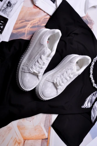BIAŁE SNEAKERSY NA WYSOKIEJ PODESZWIE WYKOŃCZONE BŁYSZCZĄCĄ KORONKĄ
