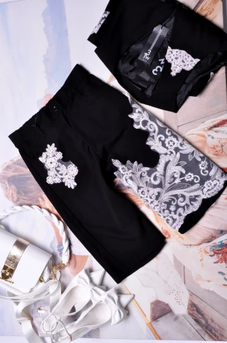 TW3 - CZARNE BERMUDY ZDOBIONE BIAŁĄ KORONKĄ