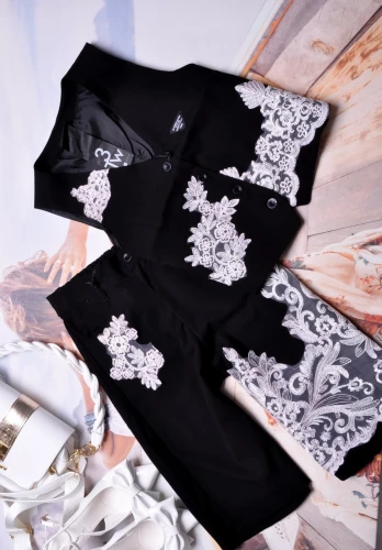 TW3 - CZARNA KAMIZELKA ZDOBIONA KORONKĄ