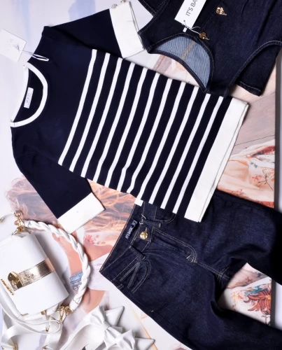 SWETEREK GRANATOWY  W BIAŁE PASKI - GUZICZKI PRZY RĘKAWIE