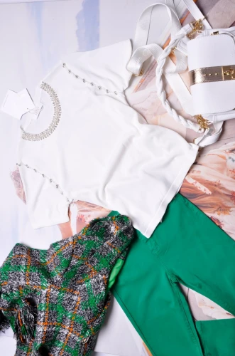 BIAŁY SWETEREK ZDOBIONY PEREŁKAMI I CYRKONIAMI