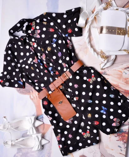 PUCCIHINO - KRÓTKI CZARNY KOMBINEZON W KROPKI Z PASKIEM