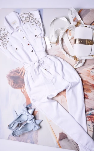 DI'SHE - BIAŁY KOMBINEZON MATERIAŁOWY ZDOBIONY CYRKONIAMI - KRÓTKI RĘKAWEK