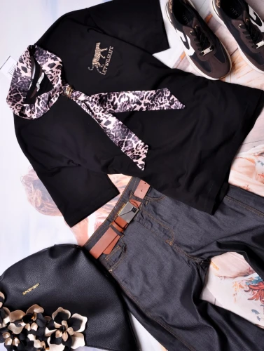 MINT - CZARNA BLUZKA Z PANTERKOWYM FULAREM