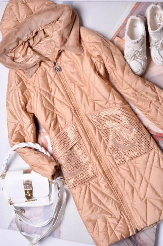 EZE - KARMELOWA DŁUGA KURTKA Z KOŁNIERZYKIEM I CYRKONIOWYMI KIESZONKAMI