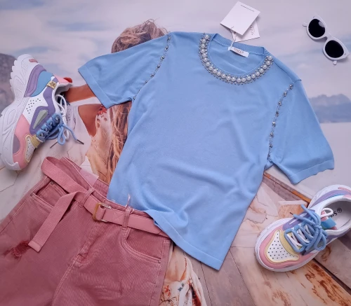 BŁĘKITNY SWETEREK ZDOBIONY PEREŁKAMI I CYRKONIAMI