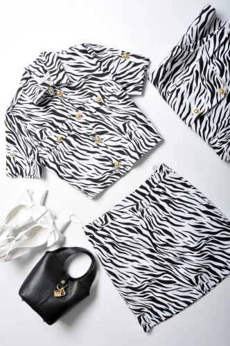 KRÓTKA KOSZULA W MOTYWIE ZEBRY