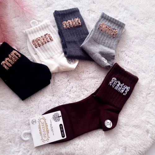 BRĄZOWE SKARPETKI - NAPIS W CĘTKI