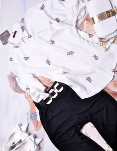 BIAŁA KOSZULA W PRINT UROCZYCH BULDOGÓW