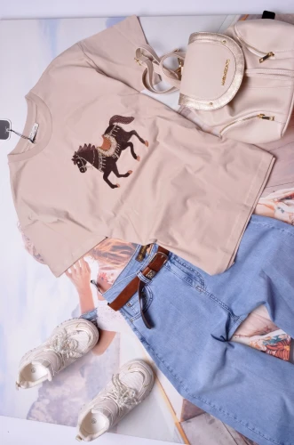 MINT - BEŻOWA BLUZKA - HAFTOWANY KOŃ - KORALIKI