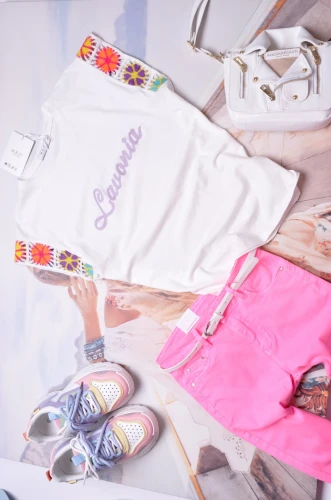 BIAŁA BLUZKA - HAFTOWANE RĘKAWY - LAWENDOWY NAPIS